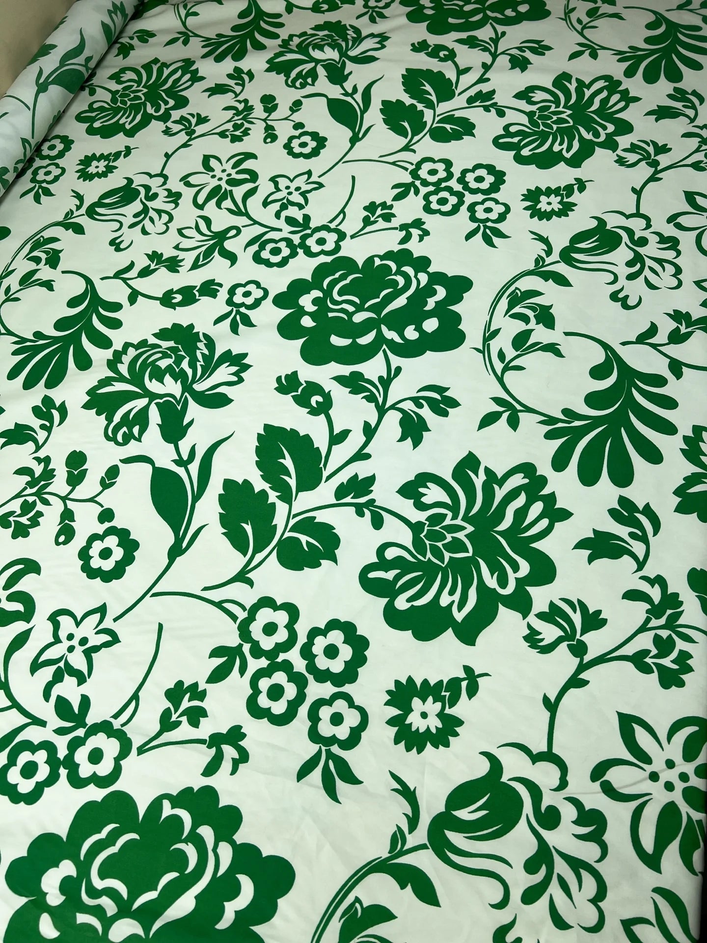 Attēls ar Itālijas apdrukāts kokvilnas audums krekliem – zaļi ziedi | 98% kokvilna, 2% elastāns | 115 g/m² | 151 cm – pieejams Šarlotes audumi