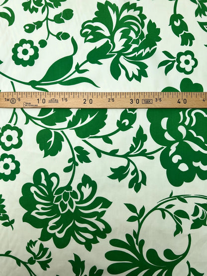 Image d’un tissu en coton imprimé d’Italie pour chemises – fleurs vertes | 98 % coton, 2 % élasthanne | 115 g/m² | 151 cm – disponible chez Šarlotes audumi