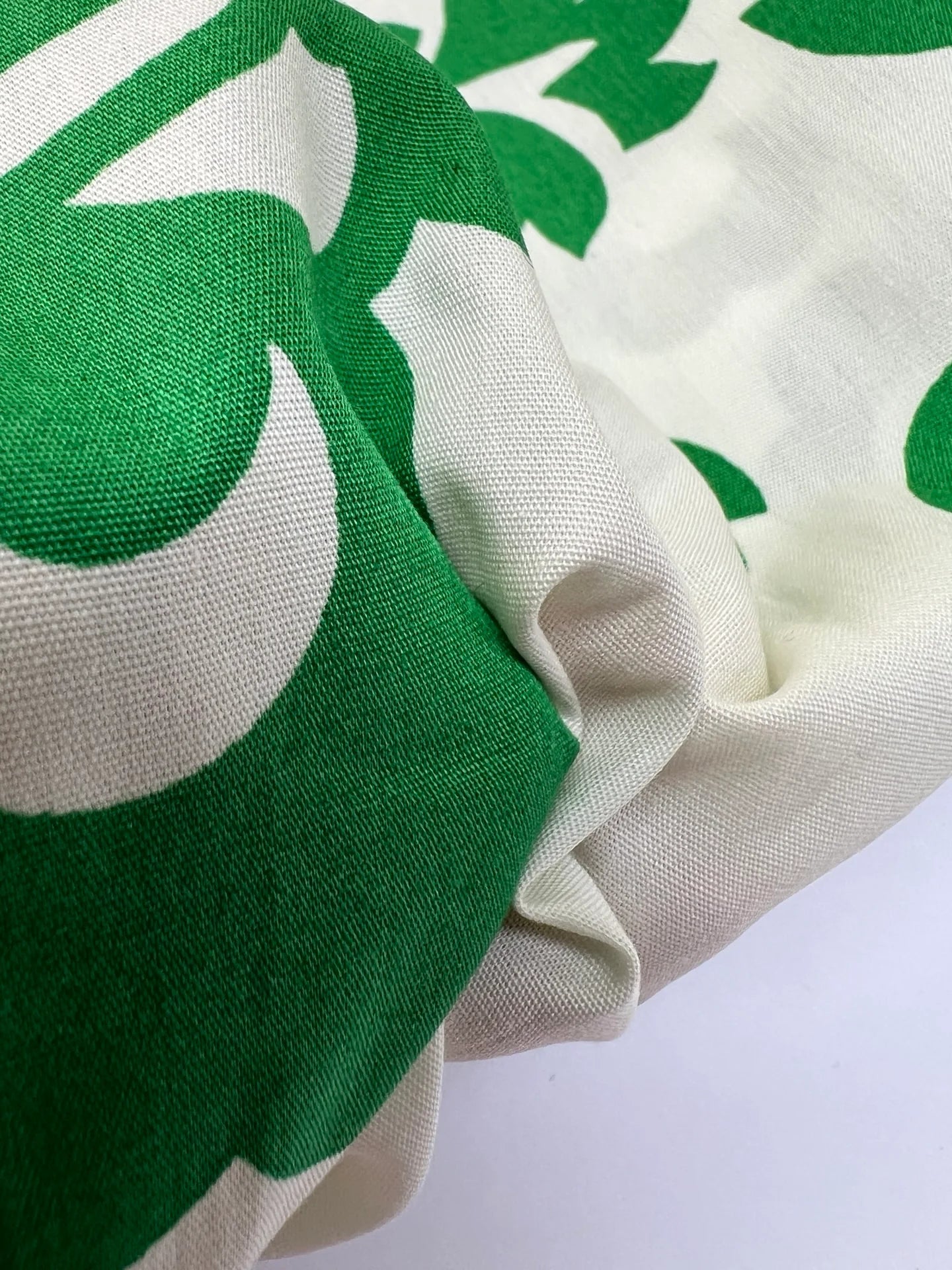 Attēls ar Itālijas apdrukāts kokvilnas audums krekliem – zaļi ziedi | 98% kokvilna, 2% elastāns | 115 g/m² | 151 cm – pieejams Šarlotes audumi