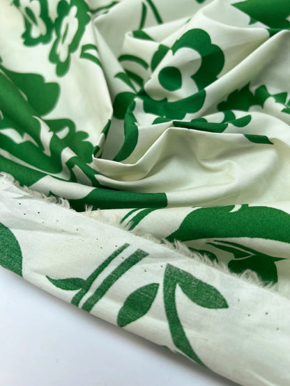 Tissu en coton imprimé d’Italie pour chemises – fleurs vertes | 98% coton, 2% élasthanne | 115 g/m² | 151 cm – disponible chez Šarlotes audumi