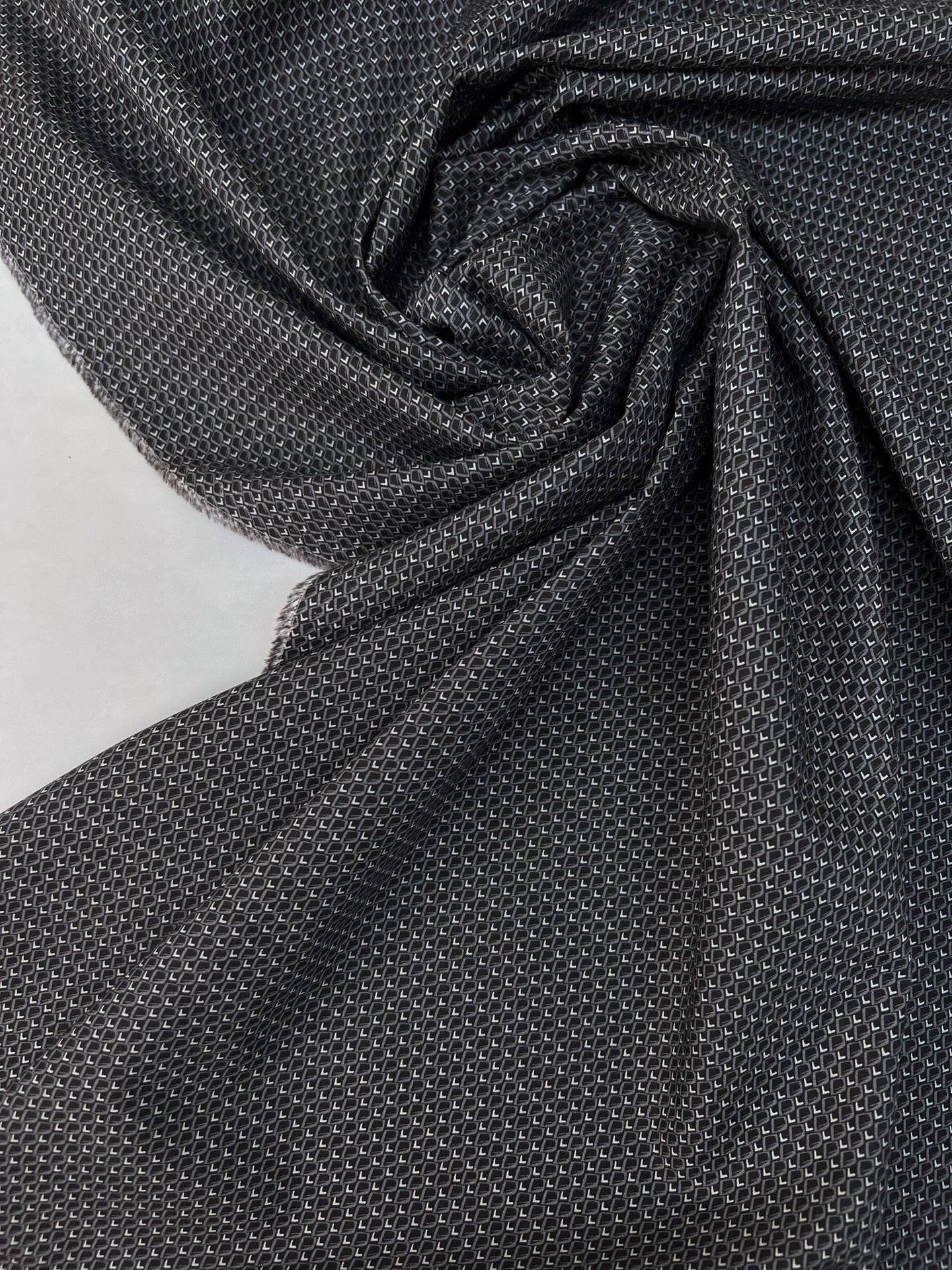 Attēls ar Itālijas apdrukāts kokvilnas poplīna audums – pelēks ģeometrisks raksts | 100% kokvilna | 100 g/m² | 147 cm – pieejams Šarlotes audumi