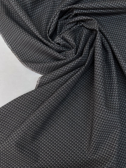 Image avec tissu popeline de coton imprimé d’Italie – motif géométrique gris | 100% coton | 100 g/m² | 147 cm – disponible chez Šarlotes audumi