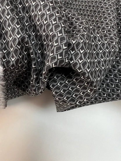 Tissu en popeline de coton imprimé en Italie – motif géométrique gris | 100 % coton | 100 g/m² | 147 cm – disponible chez Šarlotes audumi