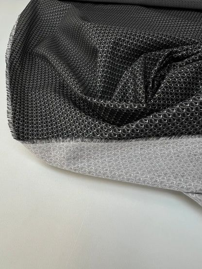 Tissu popeline en coton imprimé d’Italie – motif géométrique gris | 100 % coton | 100 g/m² | 147 cm – disponible chez Šarlotes audumi