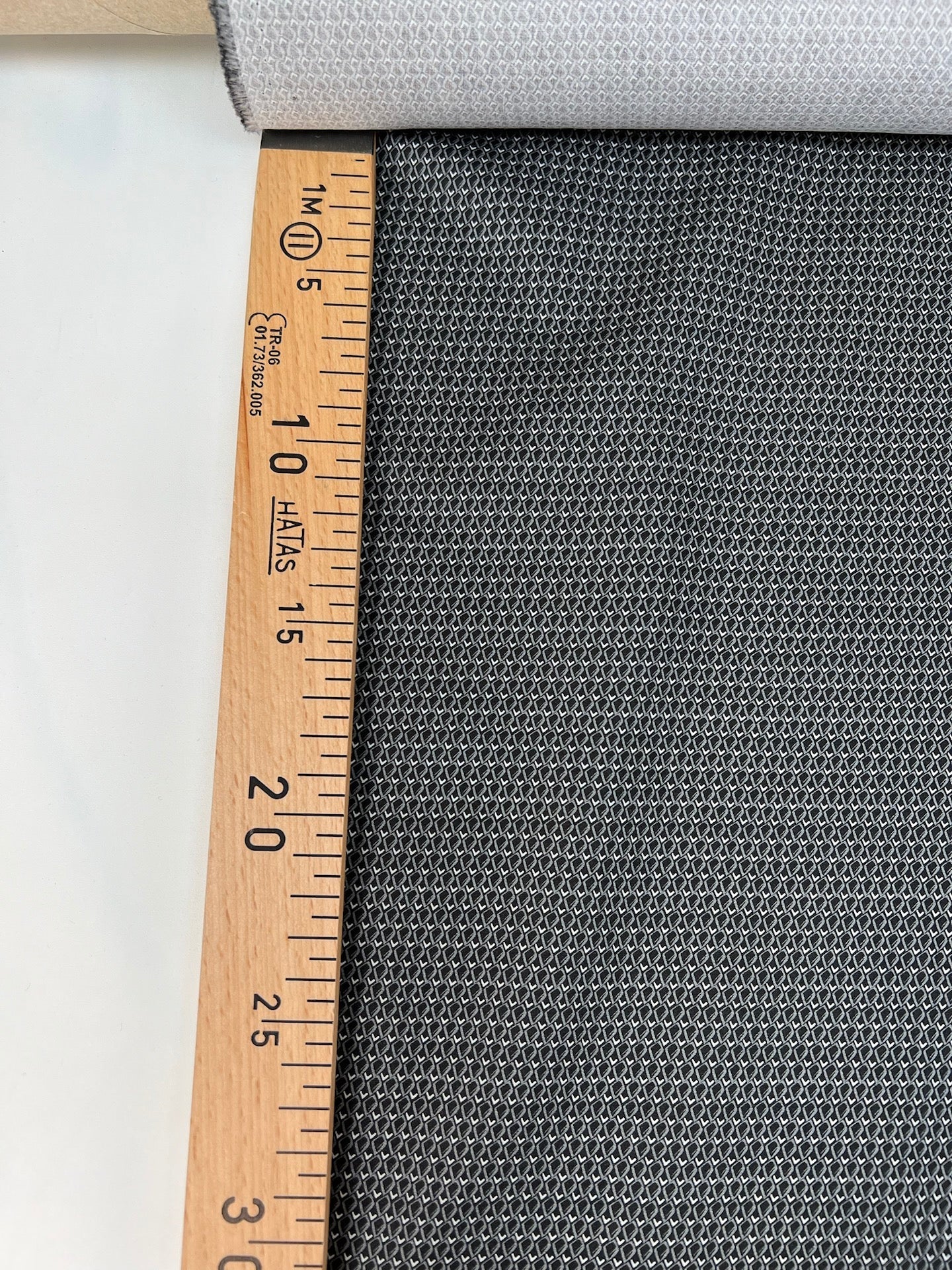 Attēls ar Itālijas apdrukāts kokvilnas poplīna audums – pelēks ģeometrisks raksts | 100% kokvilna | 100 g/m² | 147 cm – pieejams Šarlotes audumi