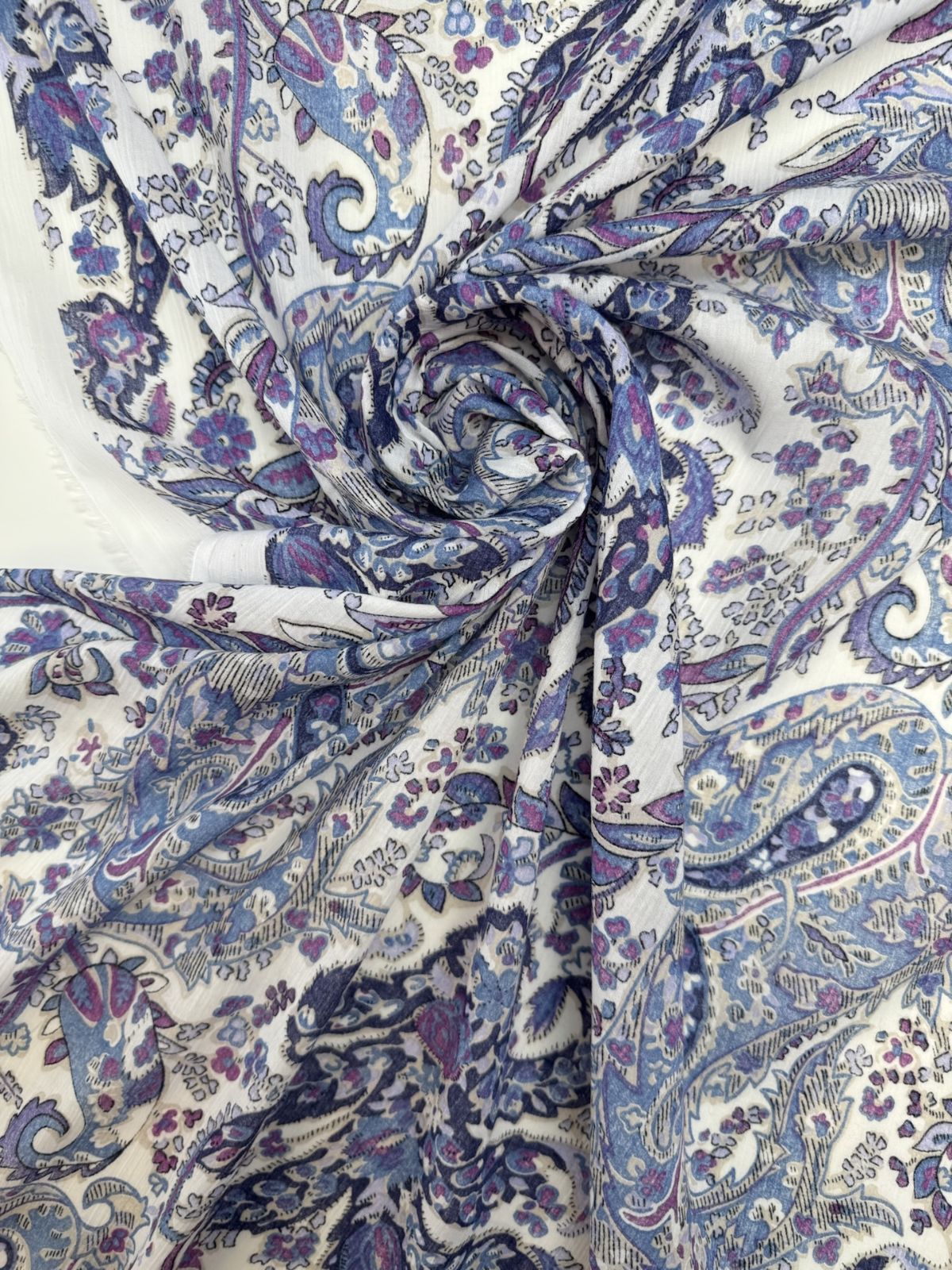 Attēls ar Itālijas kokvilnas krepa audums ar paisley rakstu violetos toņos – pieejams internetā Šarlotes audumi