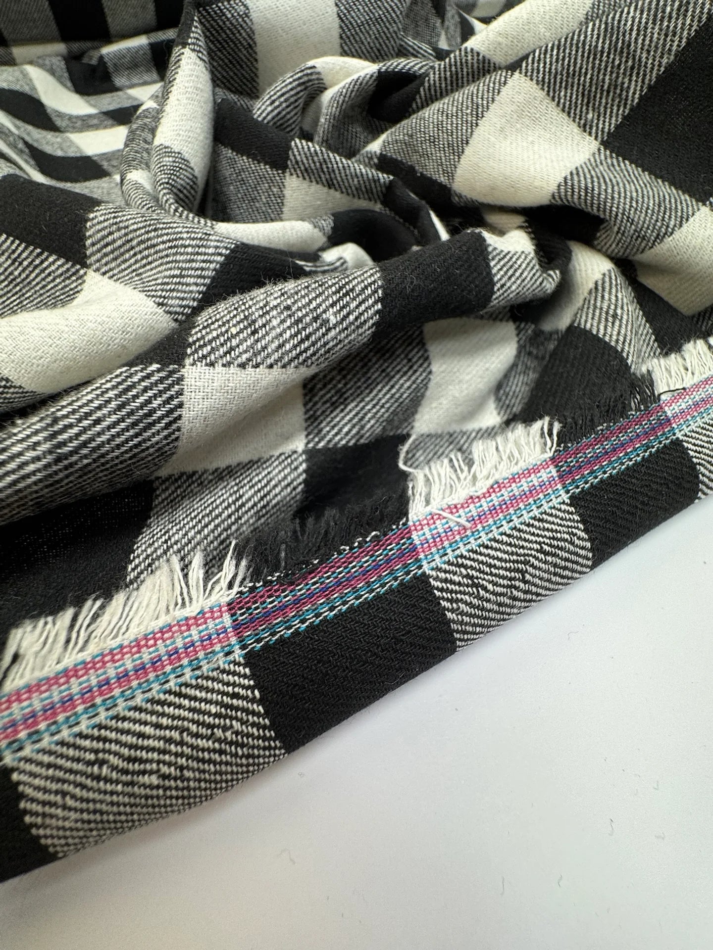 Image avec tissu italien en coton et polyamide, motif à carreaux noir et blanc 165 g/m2 – disponible chez Šarlotes audumi