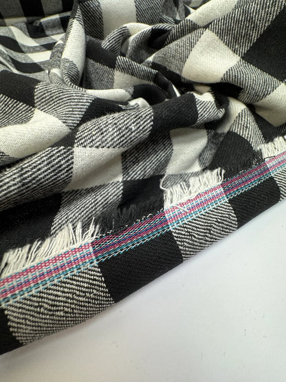 Image avec tissu italien en coton et polyamide, motif à carreaux noir et blanc 165 g/m2 – disponible chez Šarlotes audumi
