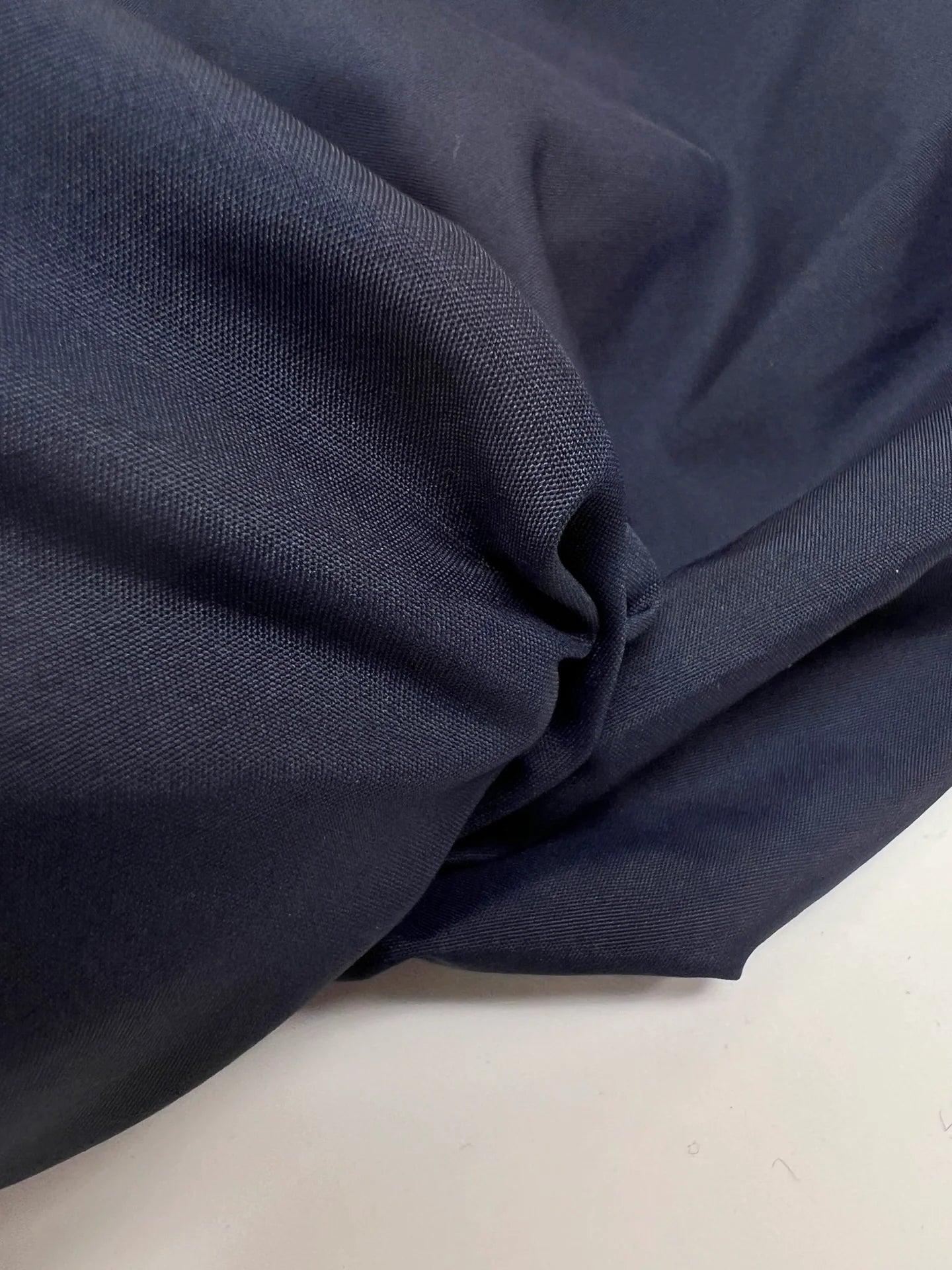 Attēls ar Itālijas poliamīda un zīda audums – zils | 53% zīds, 47% poliamīds | 100 g/m² | 140 cm – pieejams Šarlotes audumi