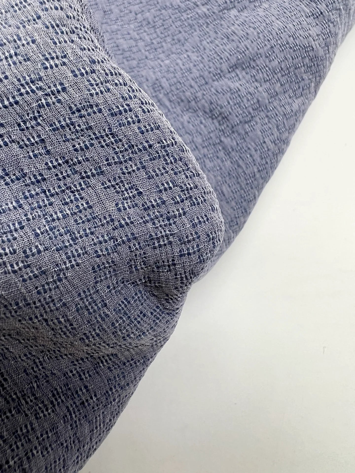 Attēls ar Itālijas poliamīda un zīda divkāršā pinuma audums – zils | 83% poliamīds, 17% zīds | 230 g/m² | 140 cm – pieejams Šarlotes audumi