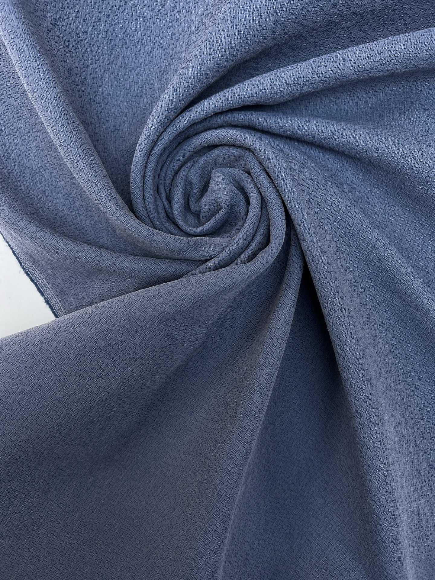 Attēls ar Itālijas poliamīda un zīda divkāršā pinuma audums – zils | 83% poliamīds, 17% zīds | 230 g/m² | 140 cm – pieejams Šarlotes audumi
