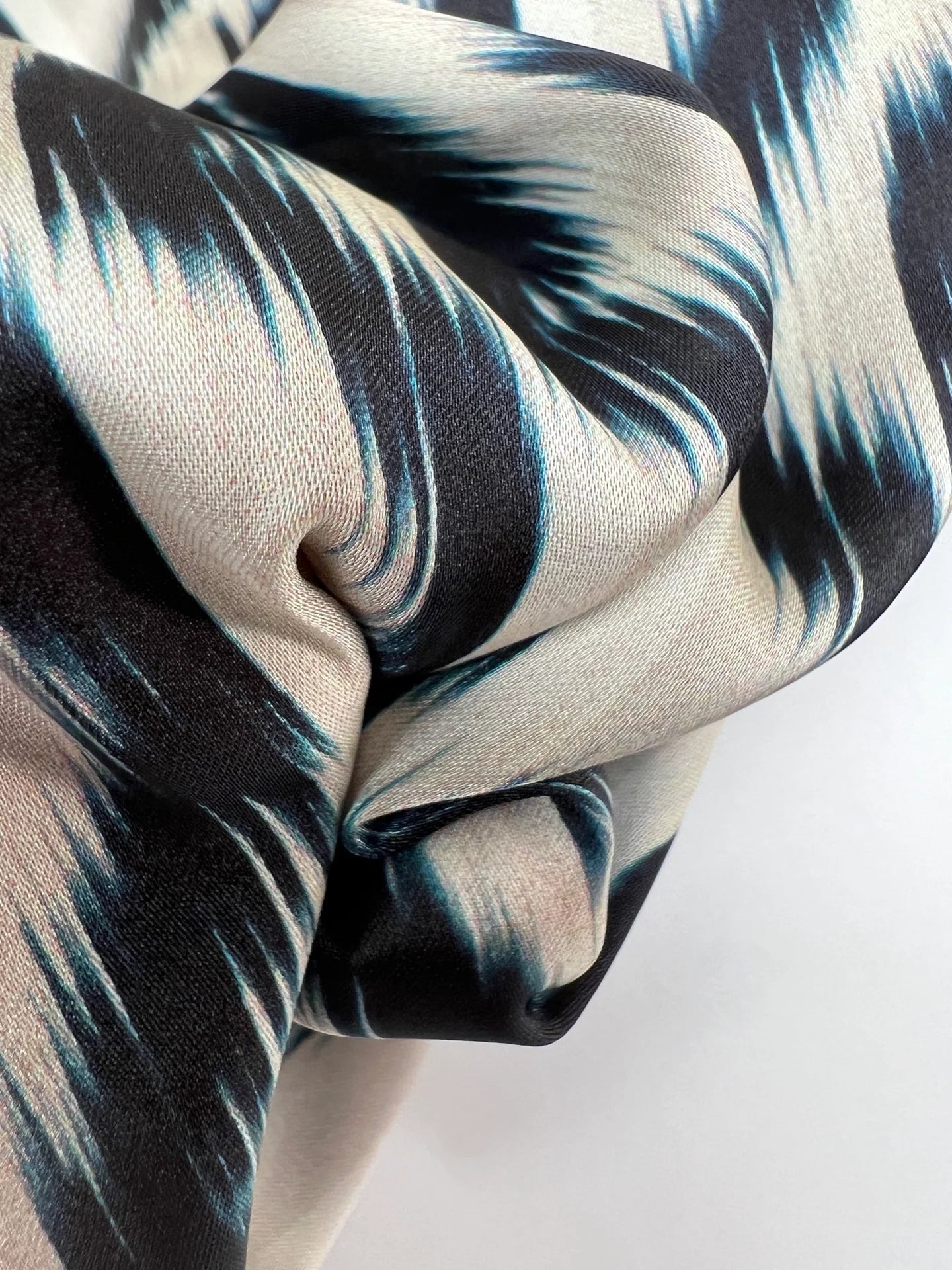 Image de tissu satiné italien beige et bleu à motif abstrait 85 g/m2 – disponible chez Šarlotes audumi