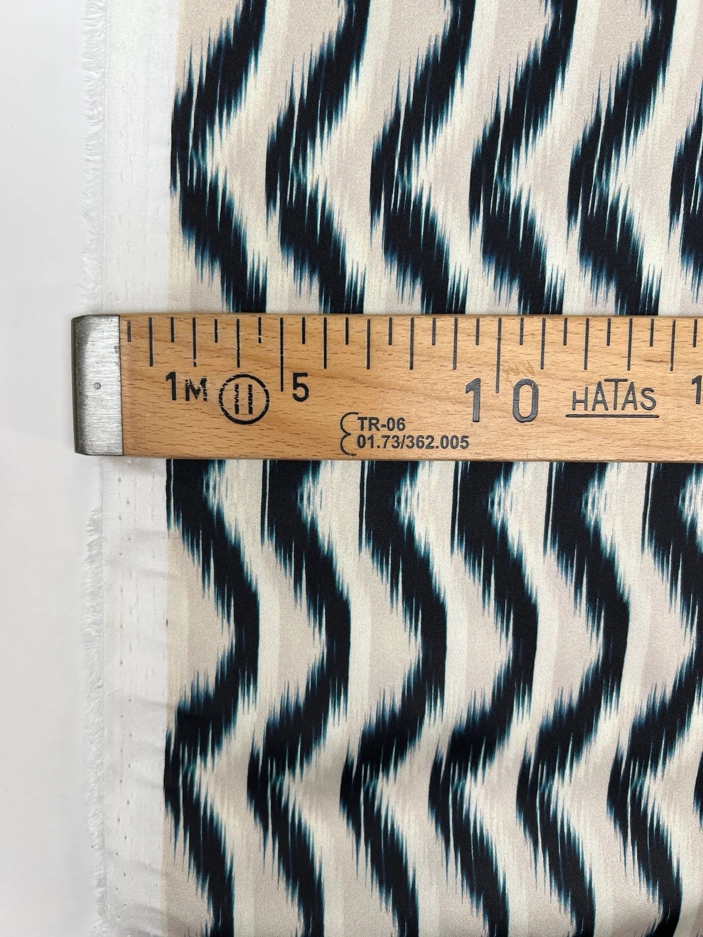 Tissu satin italien bleu beige à motif abstrait, 85 g/m2 – disponible chez Šarlotes audumi