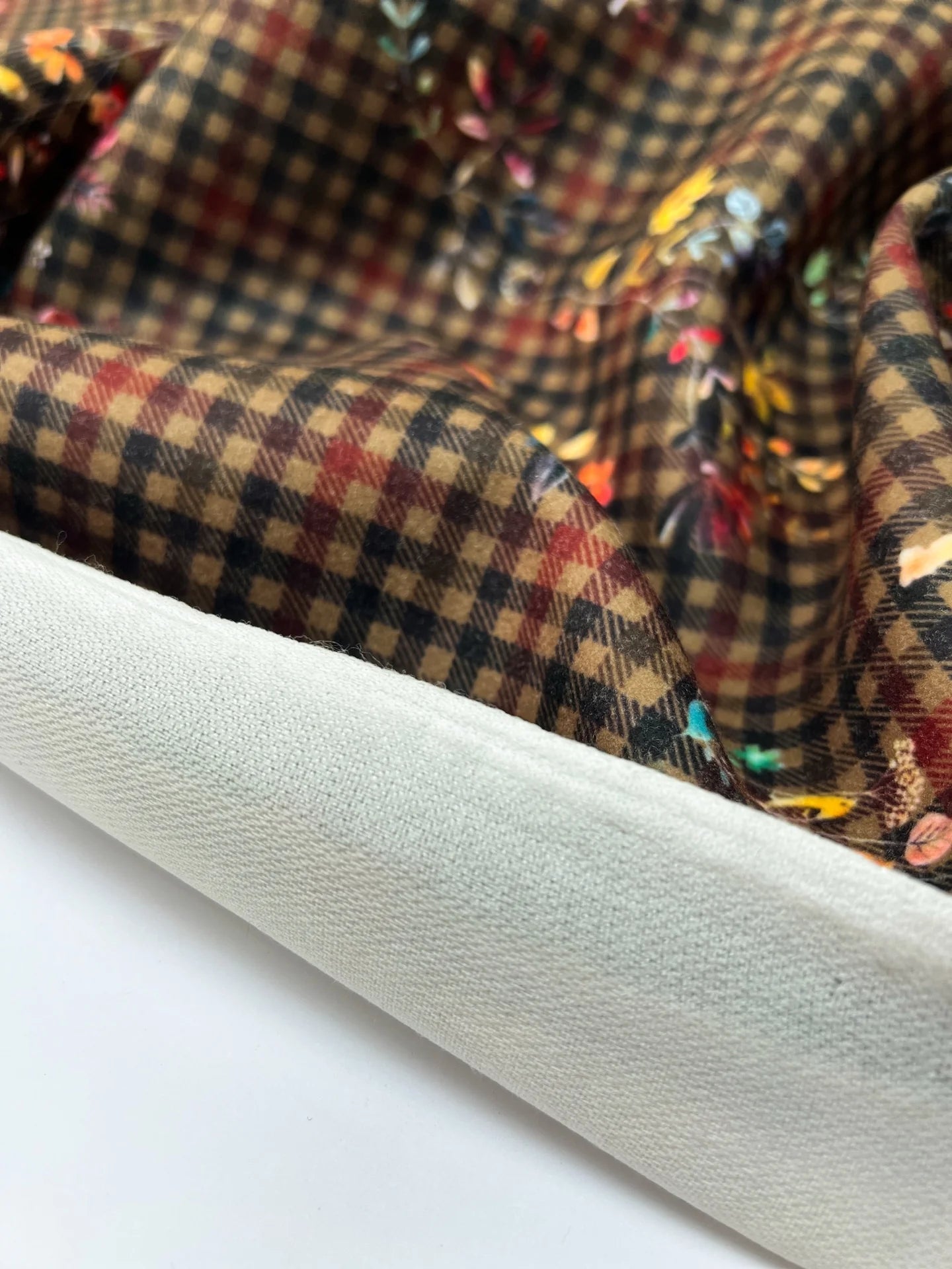 Attēls ar Itālijas tvīda audums mēteļiem – rūtiņas ar ziediem | 50% poliamīds, 50% poliesters | 480 g/m² | 148 cm – pieejams Šarlotes audumi