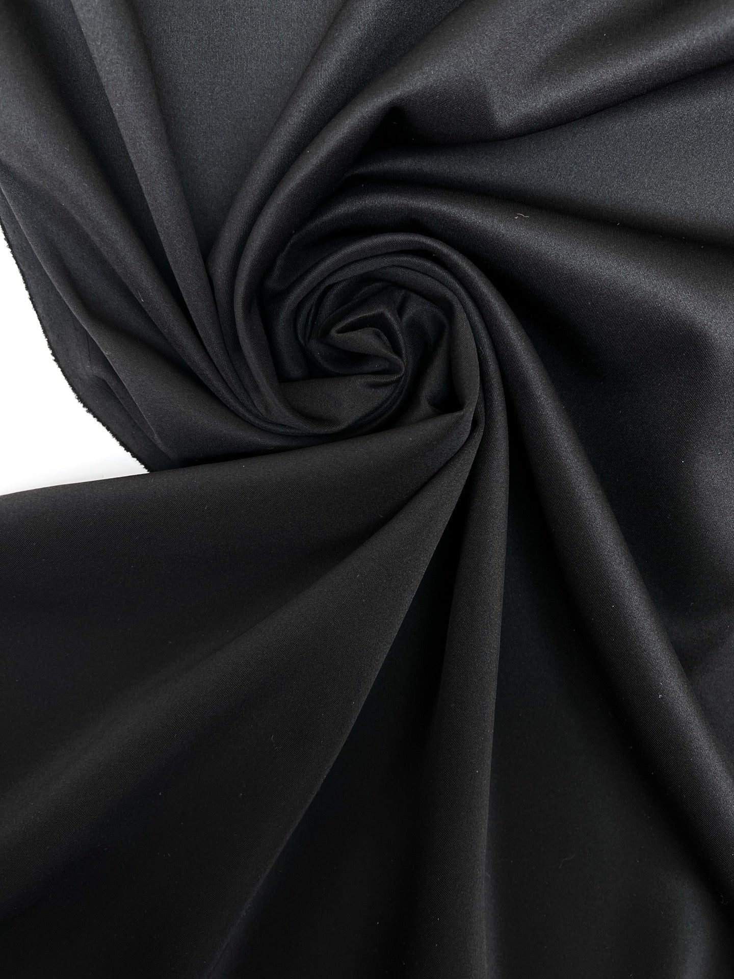 Attēls ar Itālijas tvila kostīmaudums ar elastību – melns | 67% poliamīds, 18% zīds, 15% elastāns | 255 g/m² | 144 cm – pieejams Šarlotes audumi