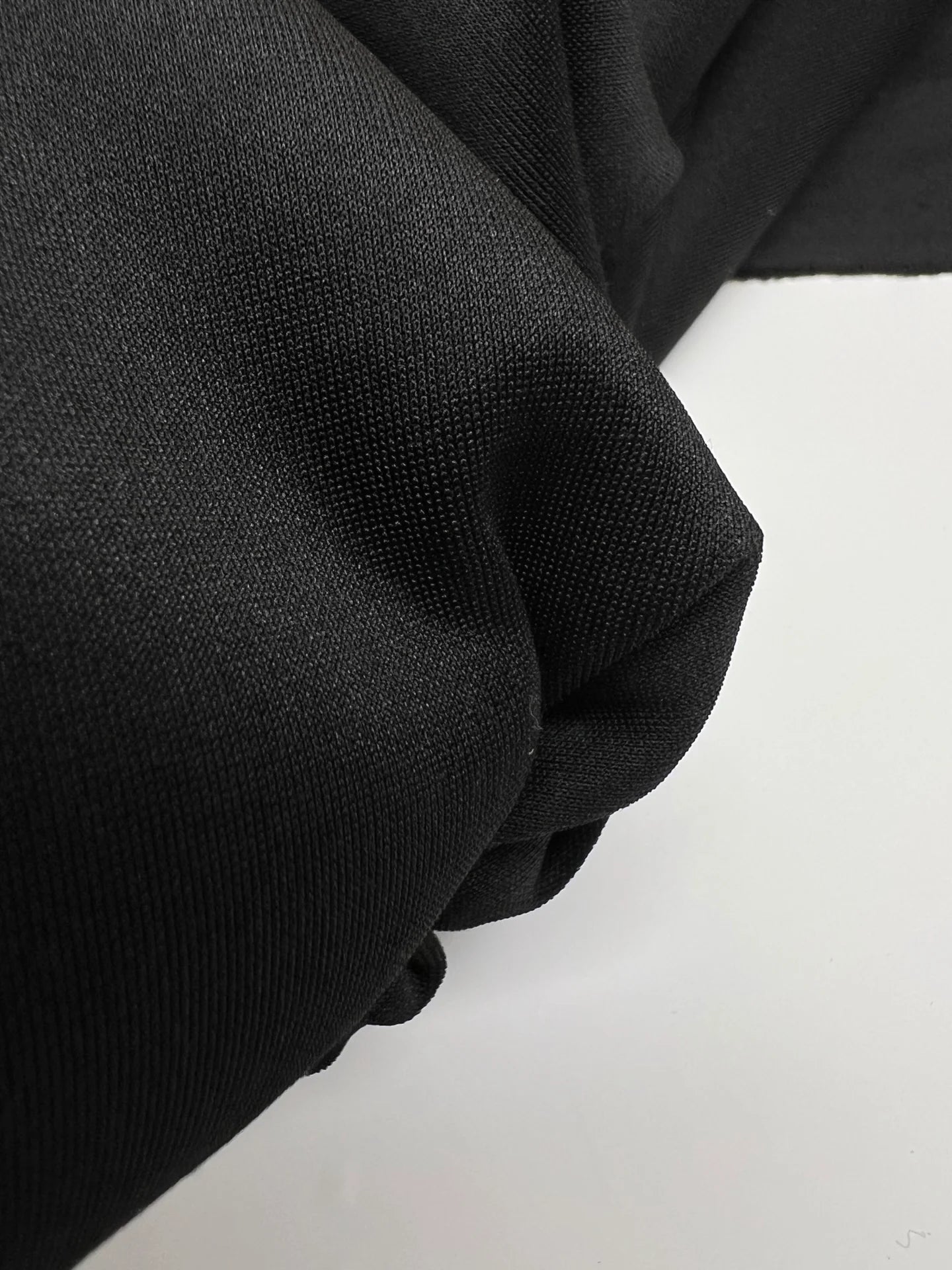 Attēls ar Itālijas tvila kostīmaudums ar elastību – melns | 67% poliamīds, 18% zīds, 15% elastāns | 255 g/m² | 144 cm – pieejams Šarlotes audumi