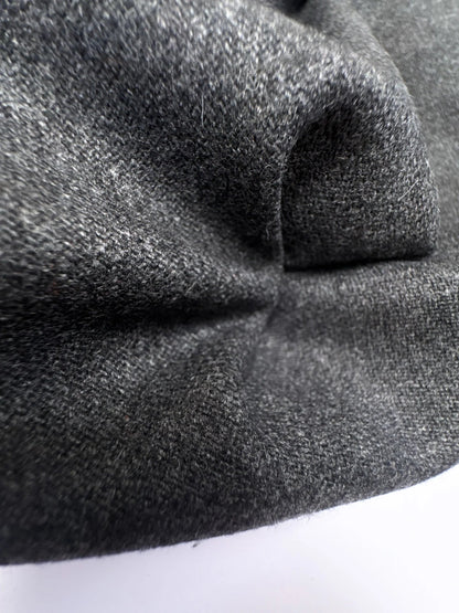 Image d'un tissu italien en laine gris, à tissage sergé, plus épais, pour costumes et vêtements d'extérieur, 275 g m2 – disponible chez Šarlotes audumi