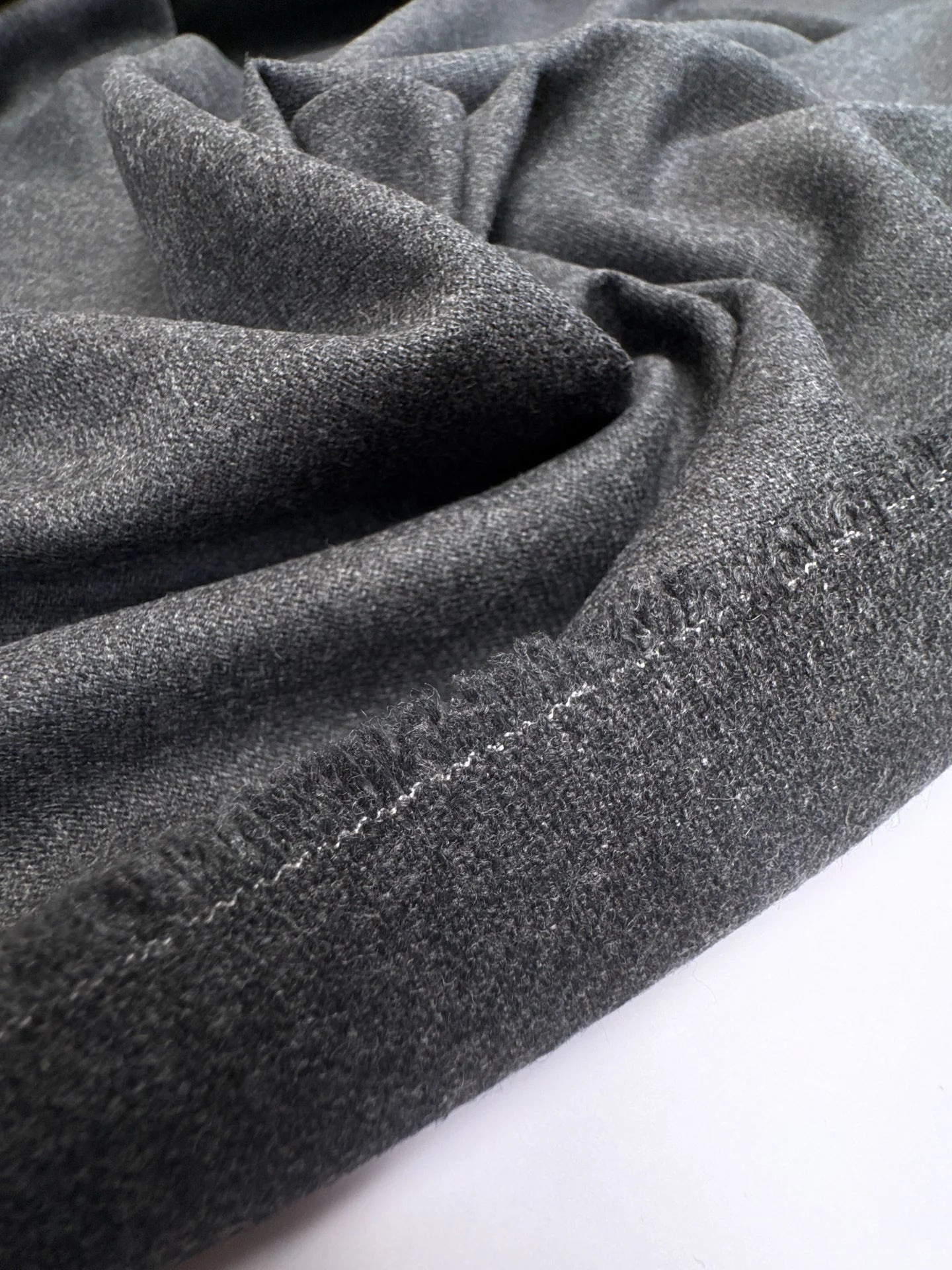 Image d’un tissu italien en laine grise, tissage sergé, plus épais, pour costumes et vêtements d’extérieur, 275 g/m2 – disponible chez Šarlotes audumi