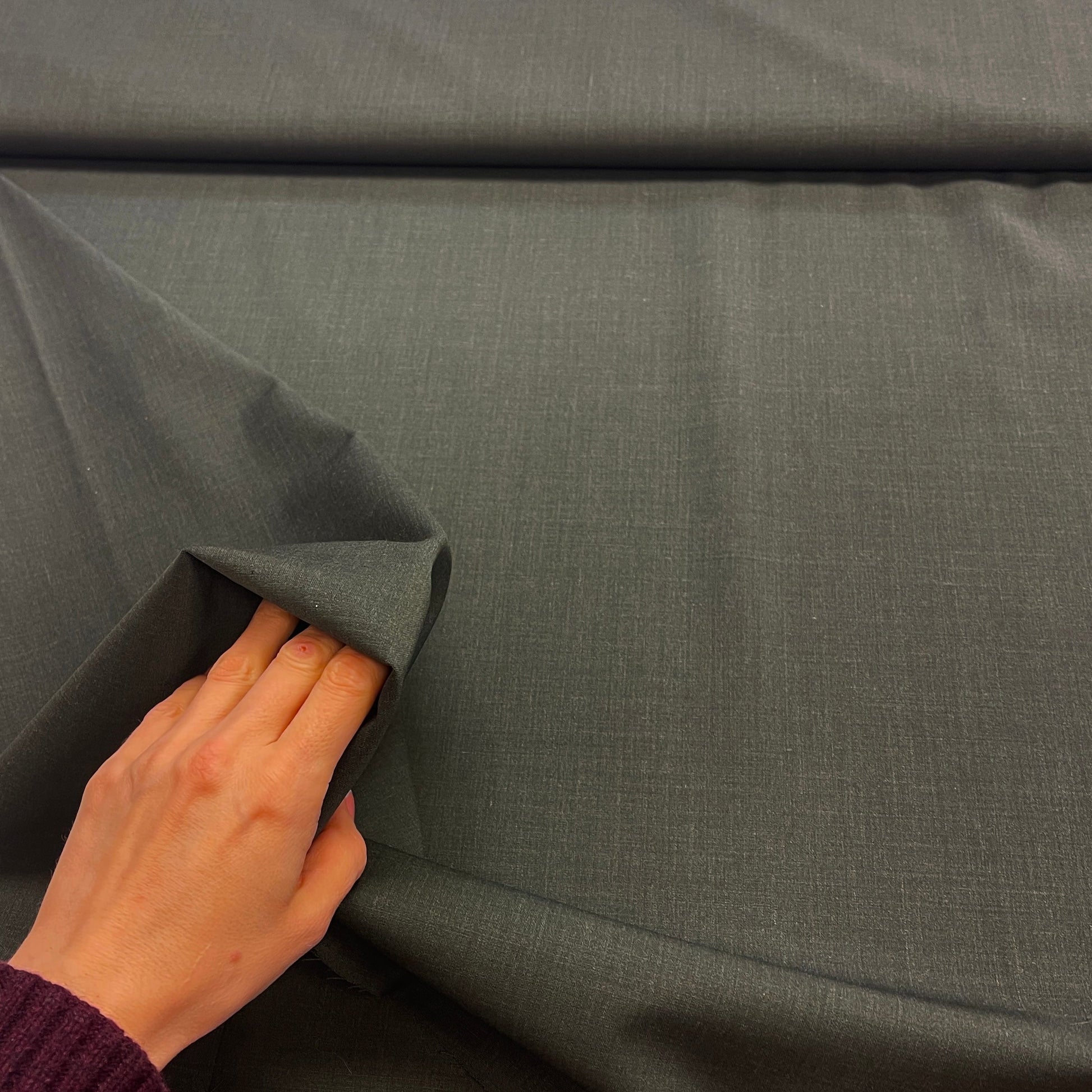 Attēls ar Itālijas vilnas kostīmaudums | 64% vilna, 34% poliesters, 2% elastāns| 180 g/m² | 156 cm tumši zaļš melanžs – pieejams Šarlotes audumi