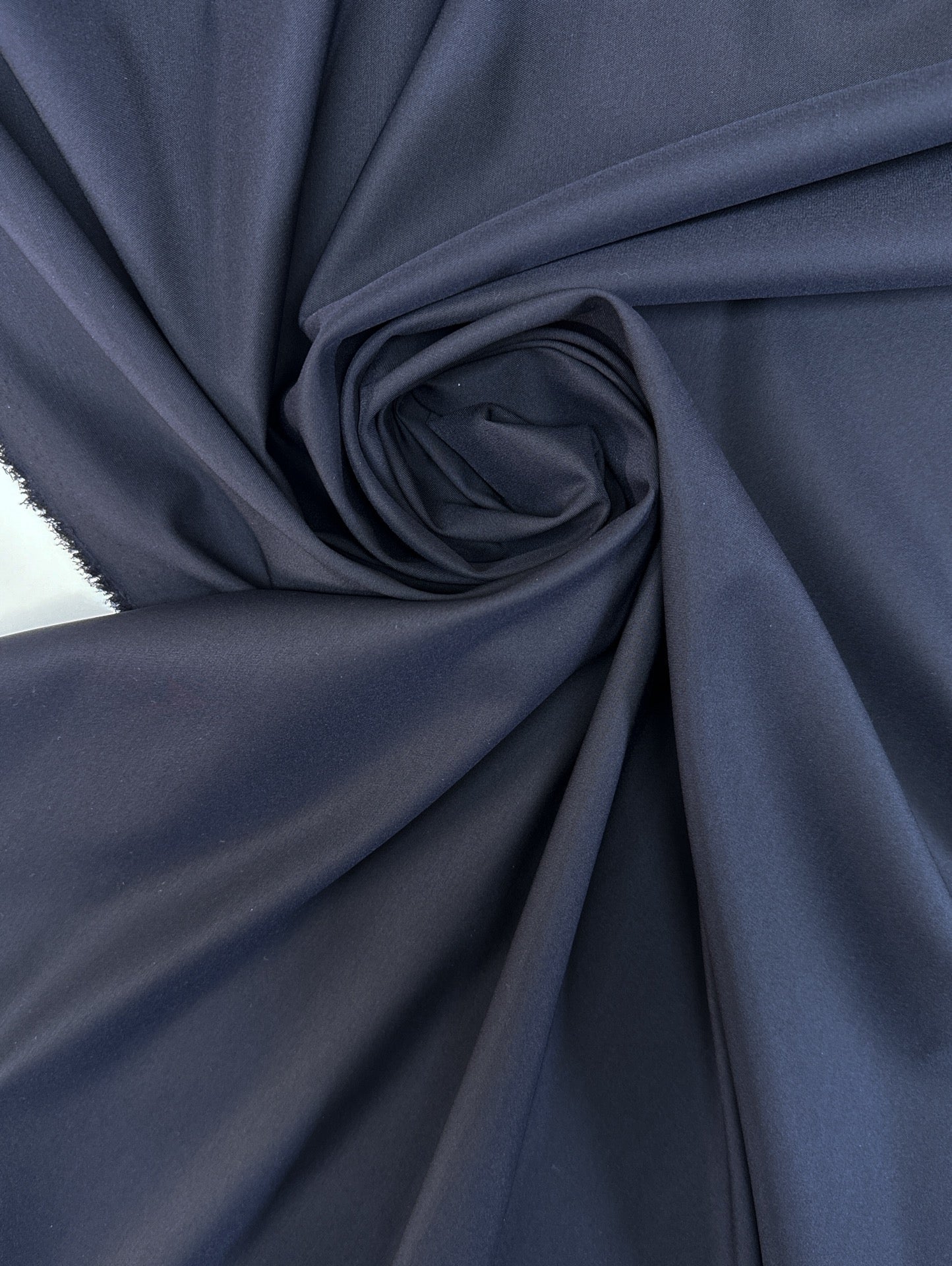 Attēls ar Itālijas vilnas tvila audums kleitām un blūzēm – violeti melns | 60% vilna, 28% poliamīds, 6% zīds, 6% elastāns | 175 g/m² | 146 cm – pieejams Šarlotes audumi