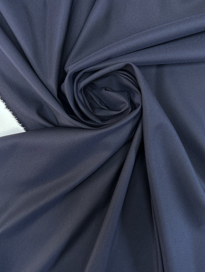 Attēls ar Itālijas vilnas tvila audums kleitām un blūzēm – violeti melns | 60% vilna, 28% poliamīds, 6% zīds, 6% elastāns | 175 g/m² | 146 cm – pieejams Šarlotes audumi