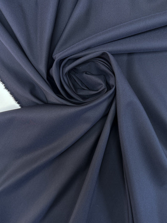 Attēls ar Itālijas vilnas tvila audums kleitām un blūzēm – violeti melns | 60% vilna, 28% poliamīds, 6% zīds, 6% elastāns | 175 g/m² | 146 cm – pieejams Šarlotes audumi