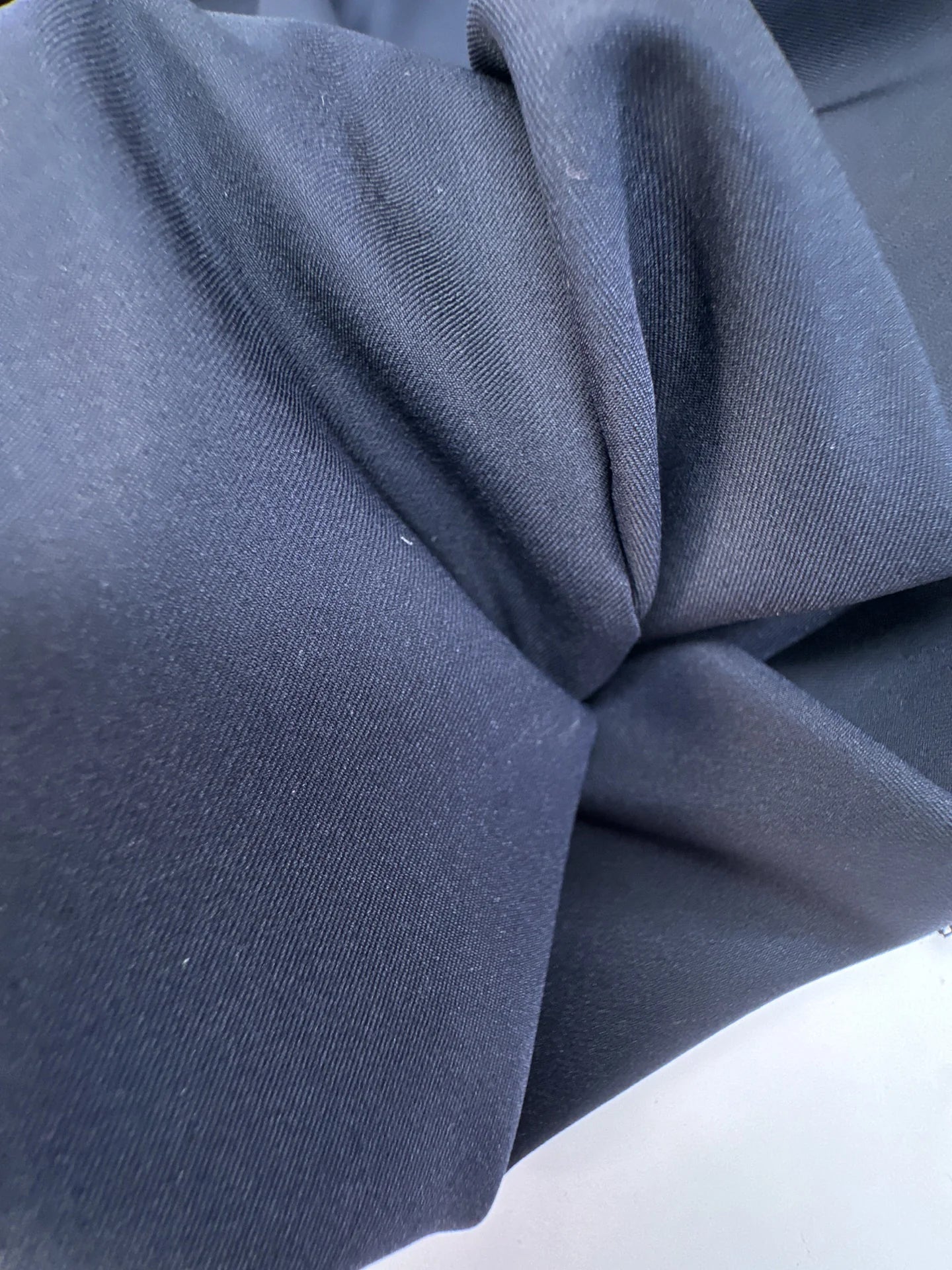 Attēls ar Itālijas vilnas tvila audums kleitām un blūzēm – violeti melns | 60% vilna, 28% poliamīds, 6% zīds, 6% elastāns | 175 g/m² | 146 cm – pieejams Šarlotes audumi