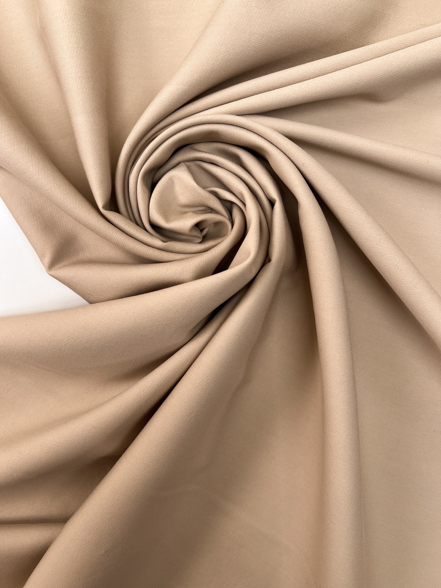 Attēls ar Itālijas viskozes tvila kostīmaudums – bēšs | 49% viskoze, 40% zīds, 11% poliamīds | 220 g/m² | 147 cm – pieejams Šarlotes audumi