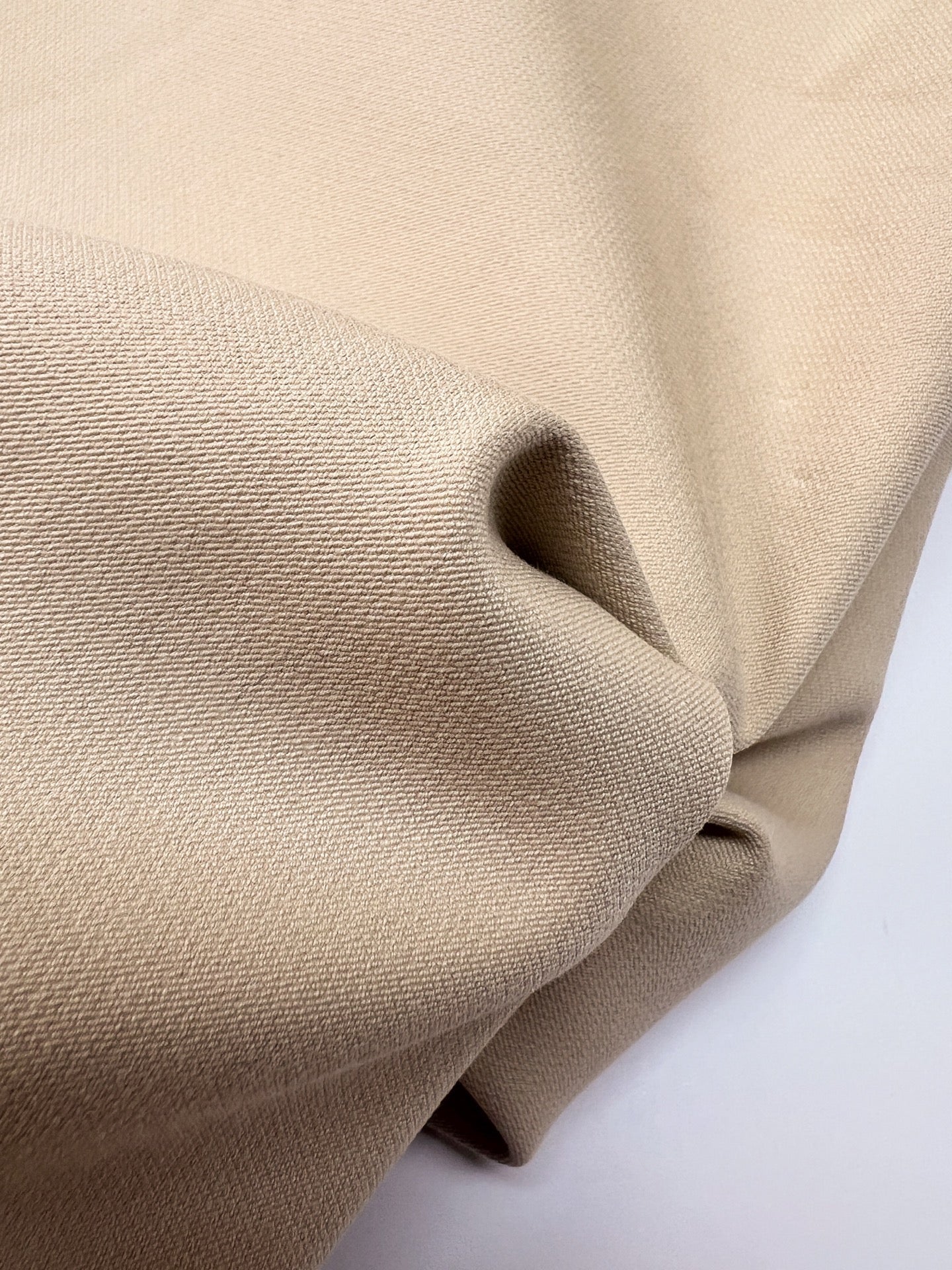 Attēls ar Itālijas viskozes tvila kostīmaudums – bēšs | 49% viskoze, 40% zīds, 11% poliamīds | 220 g/m² | 147 cm – pieejams Šarlotes audumi