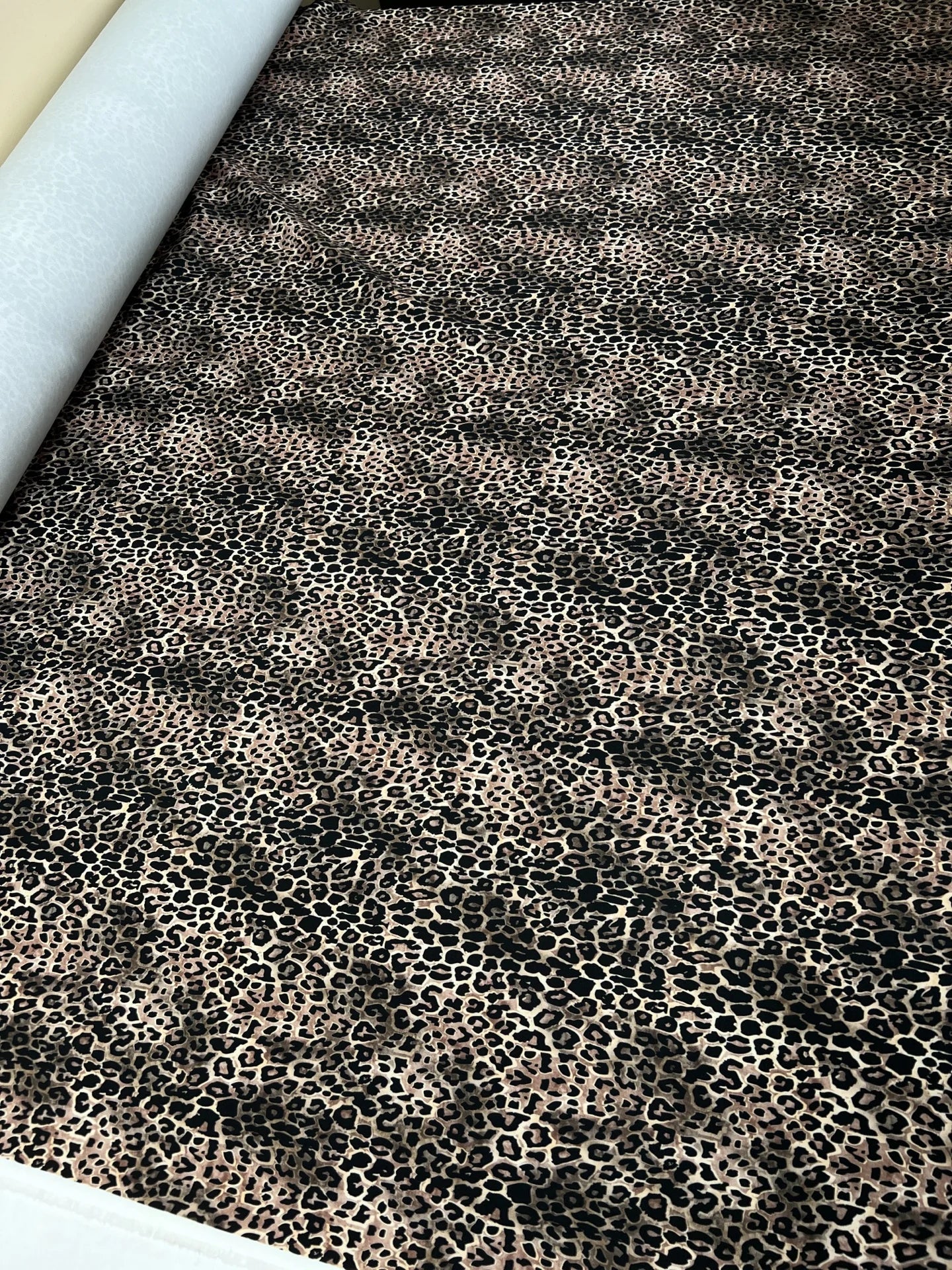Attēls ar Itāļu audums ar leopardrakstu | Poliesters 98% Elastāns 2% | 145 cm – pieejams Šarlotes audumi