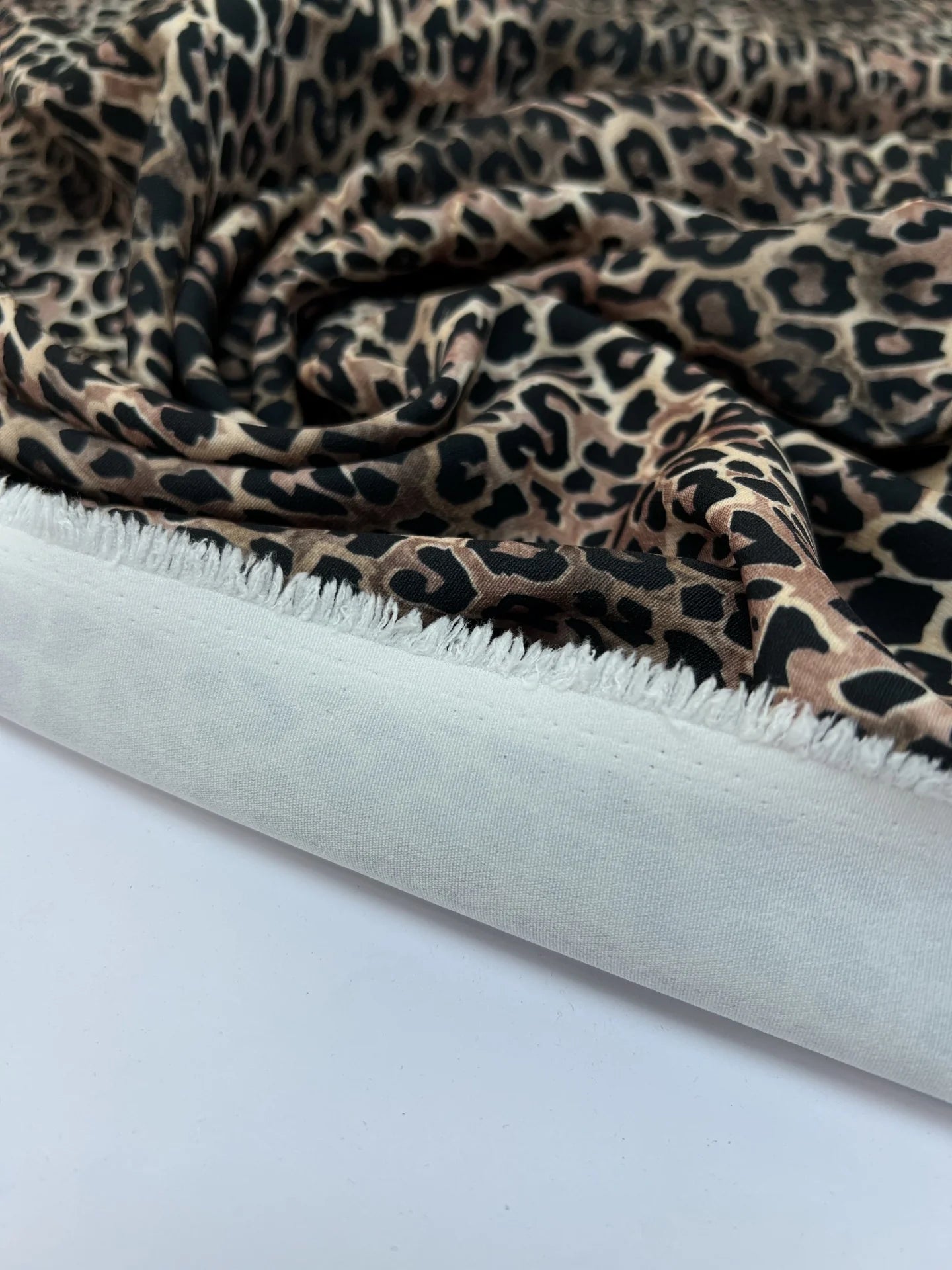Attēls ar Itāļu audums ar leopardrakstu | Poliesters 98% Elastāns 2% | 145 cm – pieejams Šarlotes audumi
