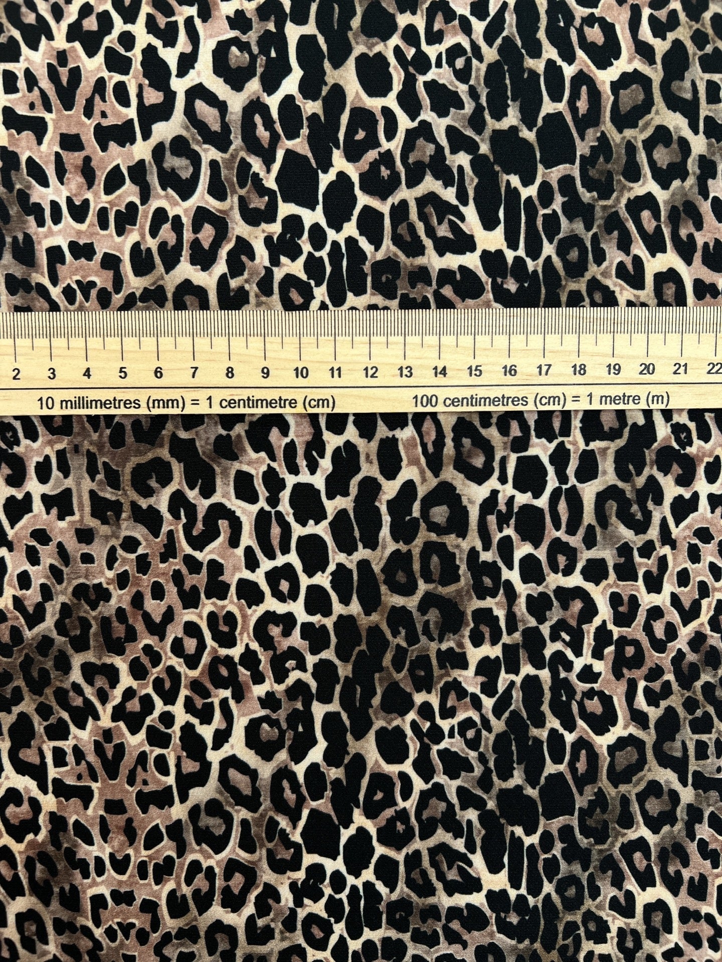 Attēls ar Itāļu audums ar leopardrakstu | Poliesters 98% Elastāns 2% | 145 cm – pieejams Šarlotes audumi