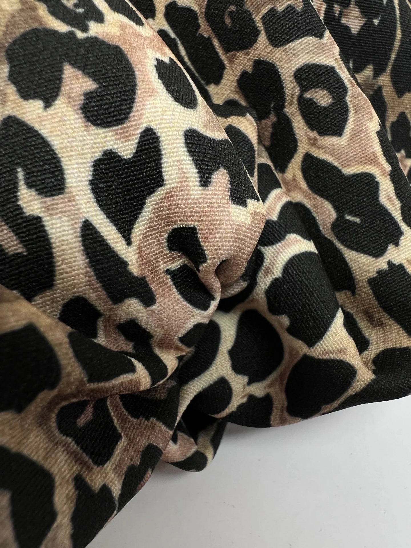 Attēls ar Itāļu audums ar leopardrakstu | Poliesters 98% Elastāns 2% | 145 cm – pieejams Šarlotes audumi