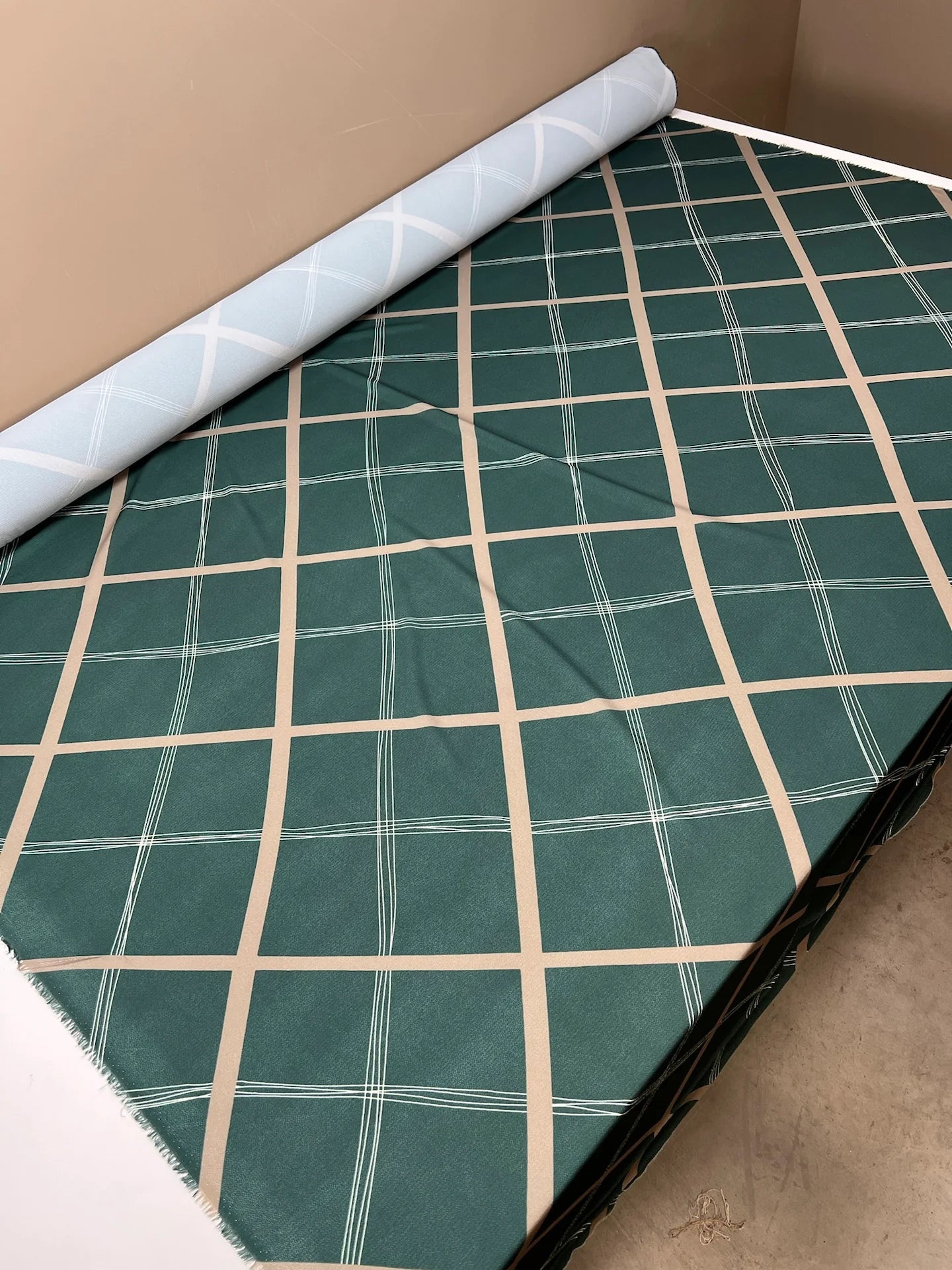 Attēls ar Itāļu krepa audums ar ģeometrisku rakstu | Poliesters 94% Elastāns 6% | 150 cm – pieejams Šarlotes audumi
