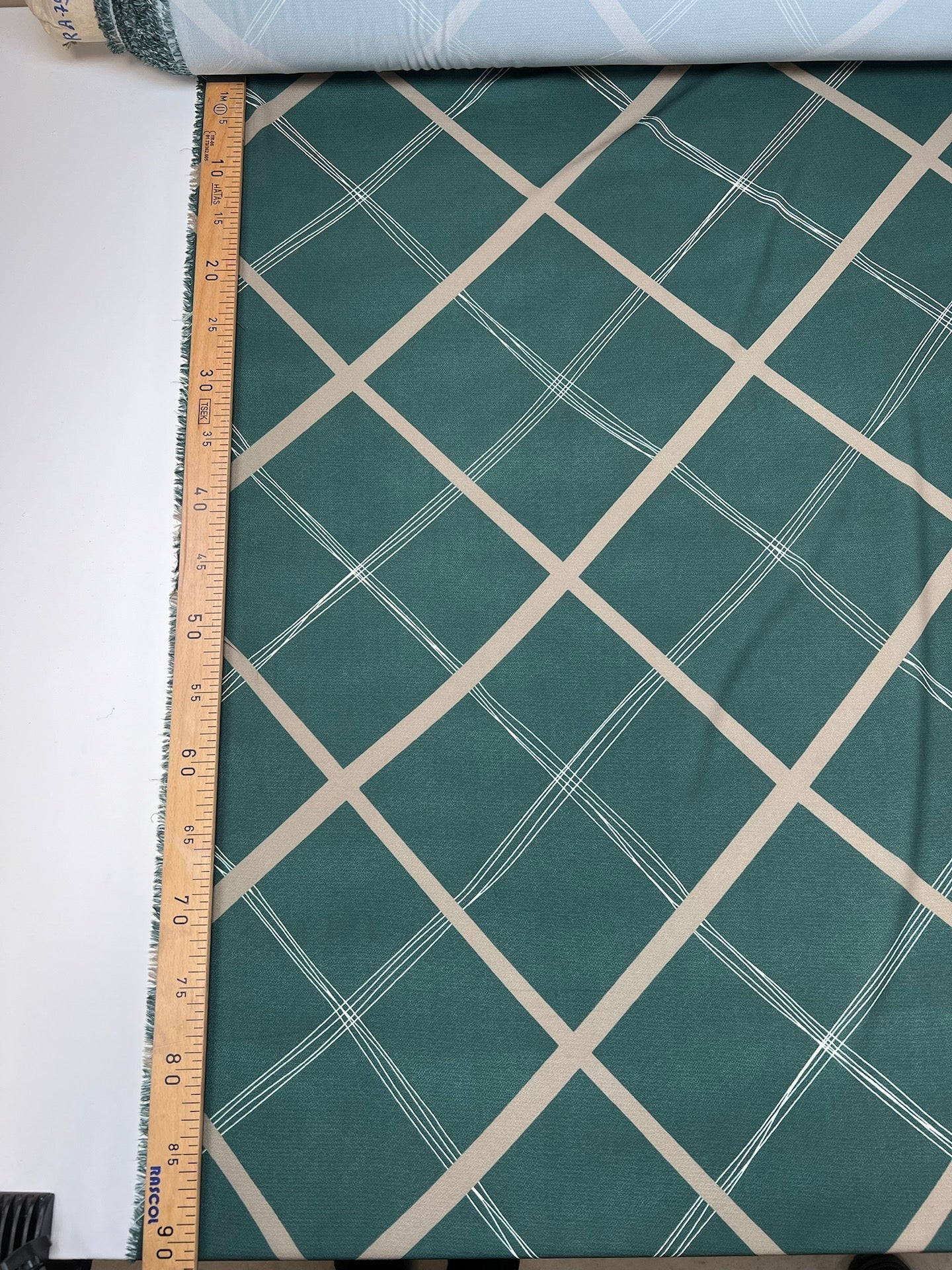 Attēls ar Itāļu krepa audums ar ģeometrisku rakstu | Poliesters 94% Elastāns 6% | 150 cm – pieejams Šarlotes audumi