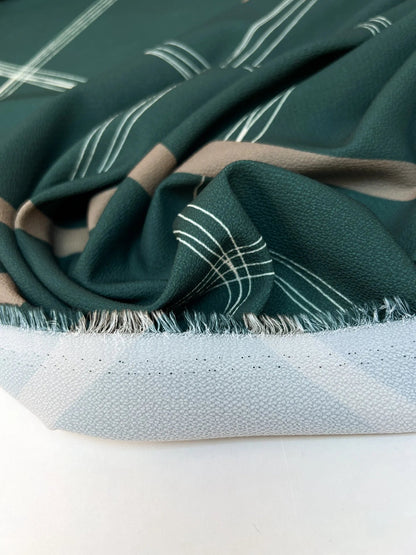 Tissu crêpe italien à motif géométrique | Polyester 94 % Élasthanne 6 % | 150 cm – disponible chez Šarlotes audumi