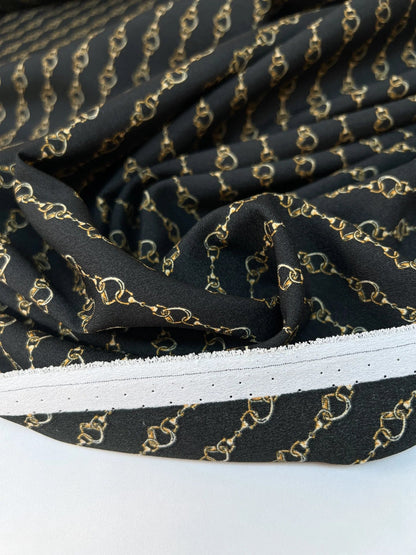 Image d'un tissu crêpe italien à motif de chaînettes | Polyester 100% | 152 cm – disponible chez Šarlotes audumi