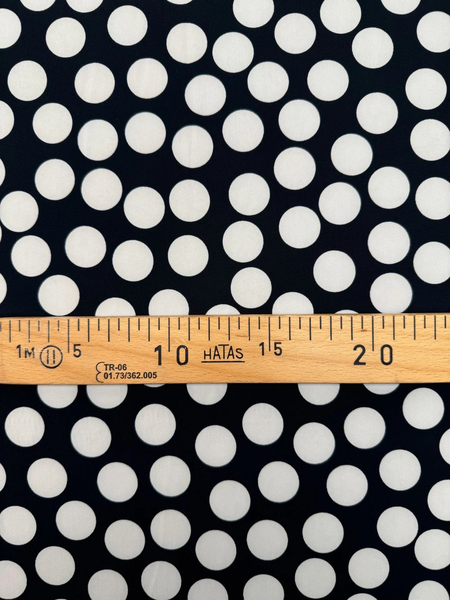 Attēls ar Itāļu trikotāžas audums ar punktu rakstu | Poliamīds 51% Viskoze 41% Elastāns 8% | 132 cm – pieejams Šarlotes audumi