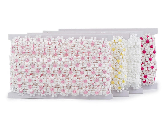 Attēls ar Izšūta dekoratīvā lente margrietiņas 15 mm – pieejams internetā Šarlotes audumi