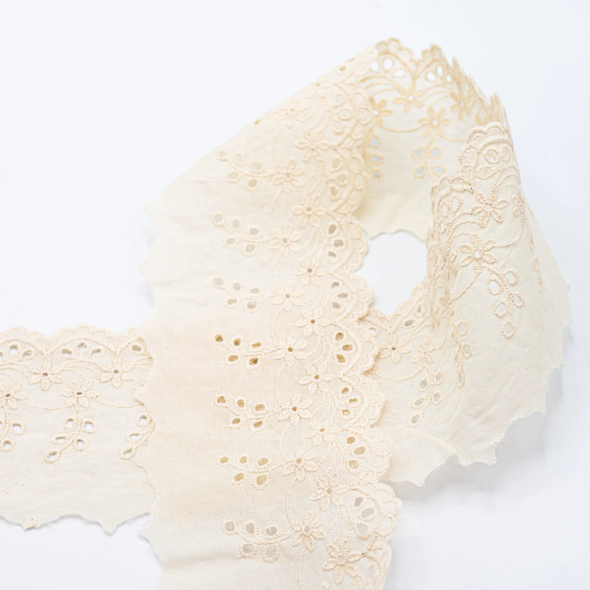 Attēls ar Izšūta kokvilnas mežģīne 8 cm - krēmkrāsas – pieejams Šarlotes audumi