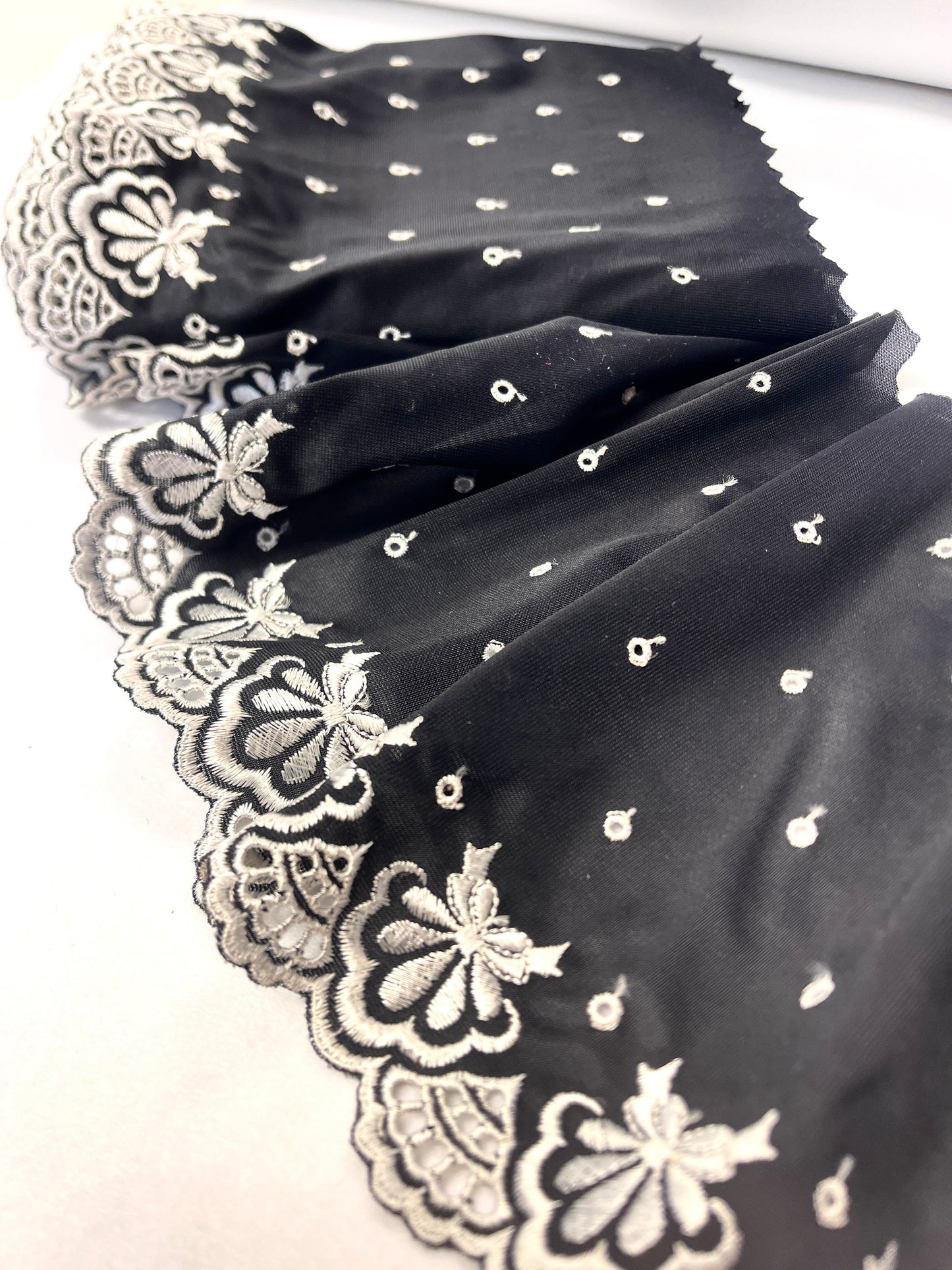 Image avec dentelle brodée de 15 cm - noire avec petites fleurs blanches et des pois – disponible chez Šarlotes audumi