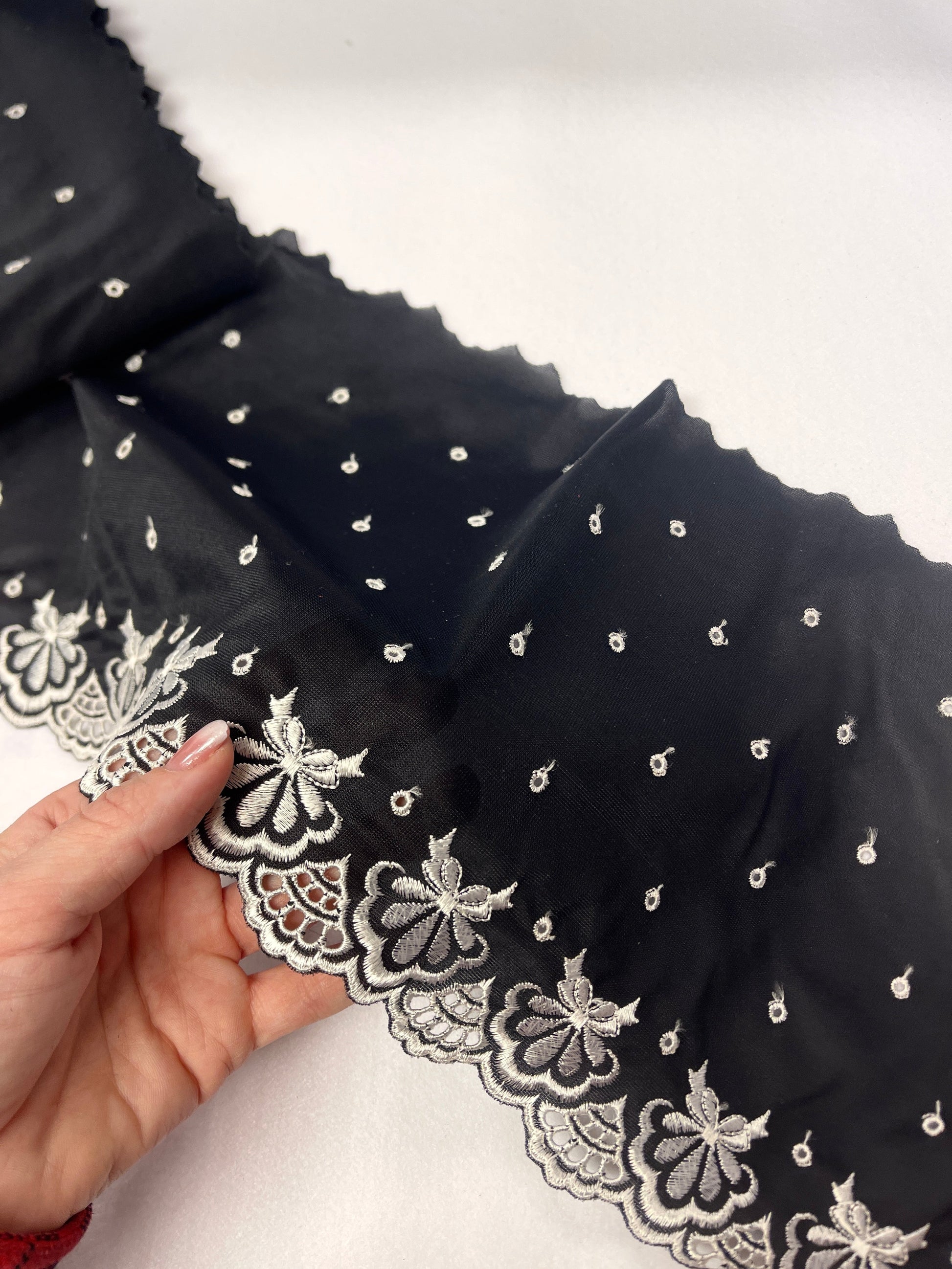 Attēls avec dentelle brodée 15 cm - noire avec de petites fleurs blanches et des petits cercles – disponible chez Šarlotes audumi