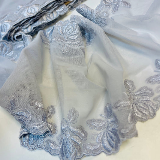 Image avec dentelle brodée 19 cm – avec broderie gris clair – disponible chez Šarlotes audumi