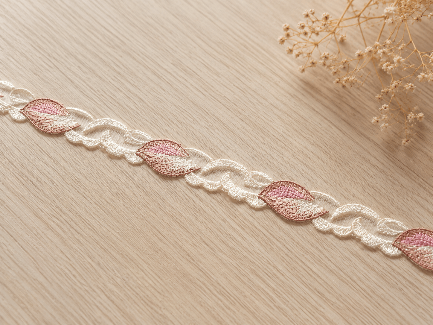 Image avec dentelle brodée de 2 cm - feuilles beige et vieux rose – disponible chez Šarlotes audumi