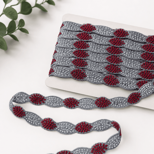 Image avec dentelle brodée 2 cm - rouge avec gris – disponible chez Šarlotes audumi