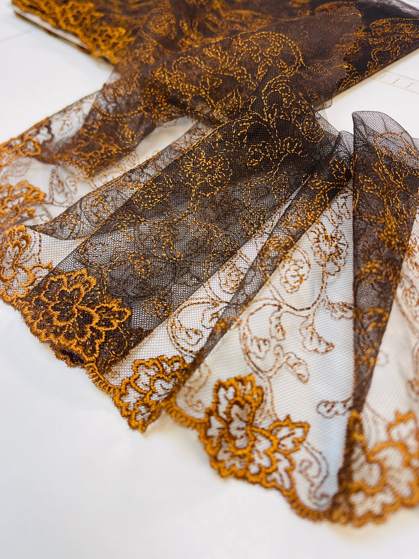 Image avec dentelle brodée 20 cm - noire avec broderie ton cognac – disponible chez Šarlotes audumi