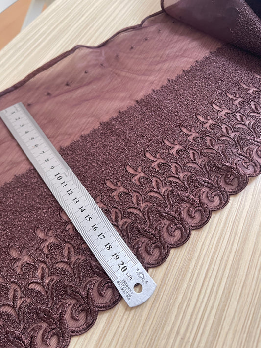 Attēls ar Izšūta mežģīne 25 cm - brūngani bordo – pieejams Šarlotes audumi