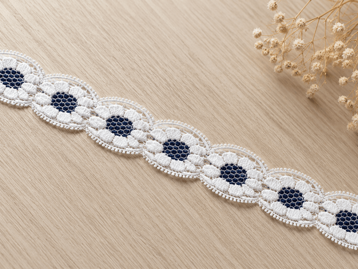 Image de dentelle brodée 3,5 cm - fleurs blanches avec cœur bleu foncé – disponible chez Šarlotes audumi