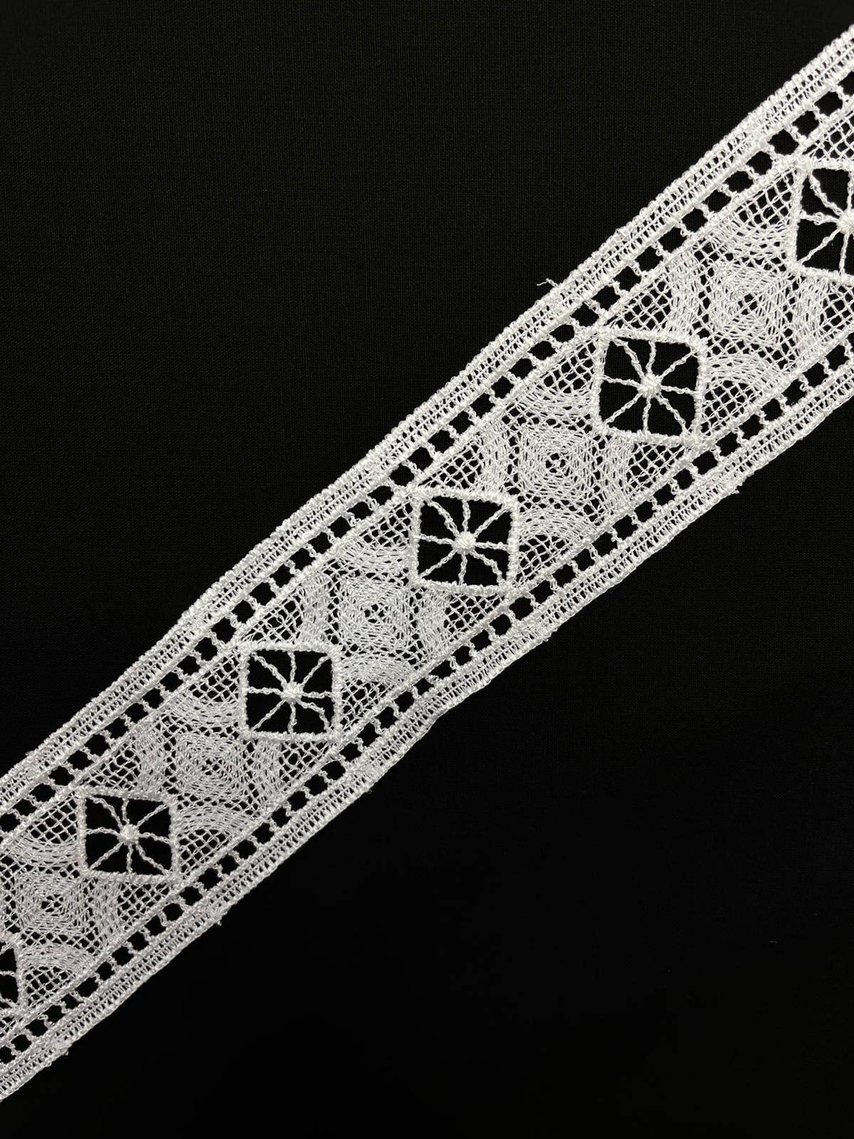 Attēls ar Izšūta mežģīne - 6 cm balta – pieejams Šarlotes audumi