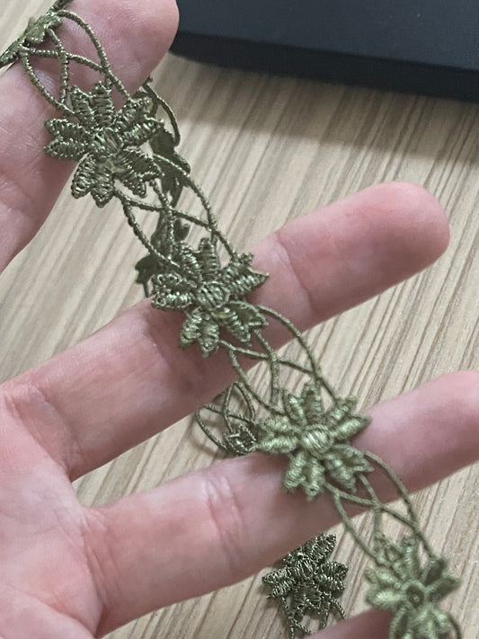 Attēls ar Izšūta mežģīnes lenta 1.2 cm - zaļas lapiņas – pieejams Šarlotes audumi